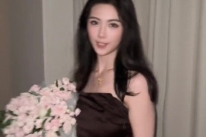 林葳送的吗？卓识手捧一捧花身穿棕褐色裙子的转场：美美出现一下