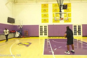 摩拳擦掌！杰伦·布朗在湖人训练馆苦练三分，还开直播练~