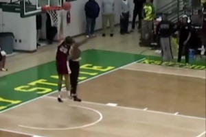 逆天啊🤣NCAA惊现一球迷冲进场内想大帽球员！