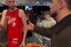 布克“追星成功”要到切特霍姆格伦的签名😮